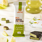 پروتئین بار سیب ماچا با پروتئین سفیده تخم‌مرغ میان وعده‌ای سالم